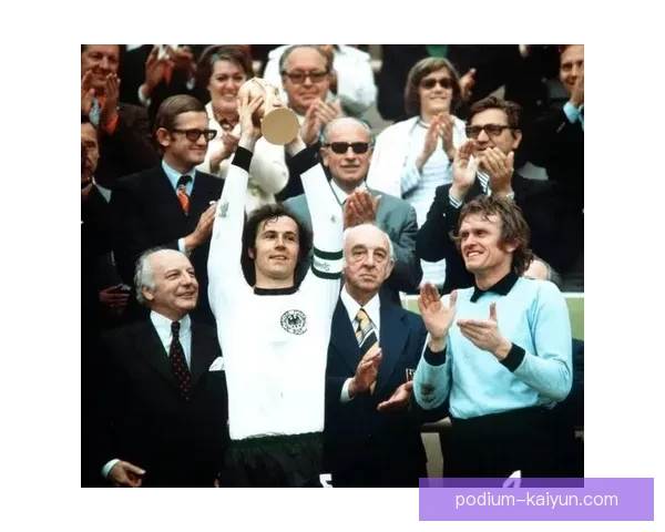 贝肯鲍尔在足球界的自由人角色持续引发关注与讨论