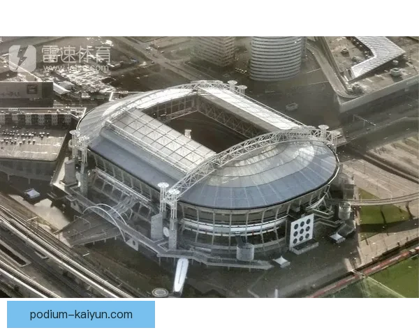 克鲁伊夫技术风格解析：控球主导与空间创造的现代足球奠基理念融合